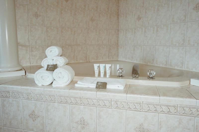 King Suite with Whirlpool - Non-Smoking image 2