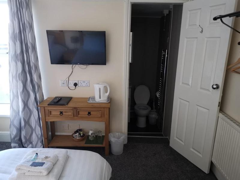 Twin Room with Bathroom image 4
