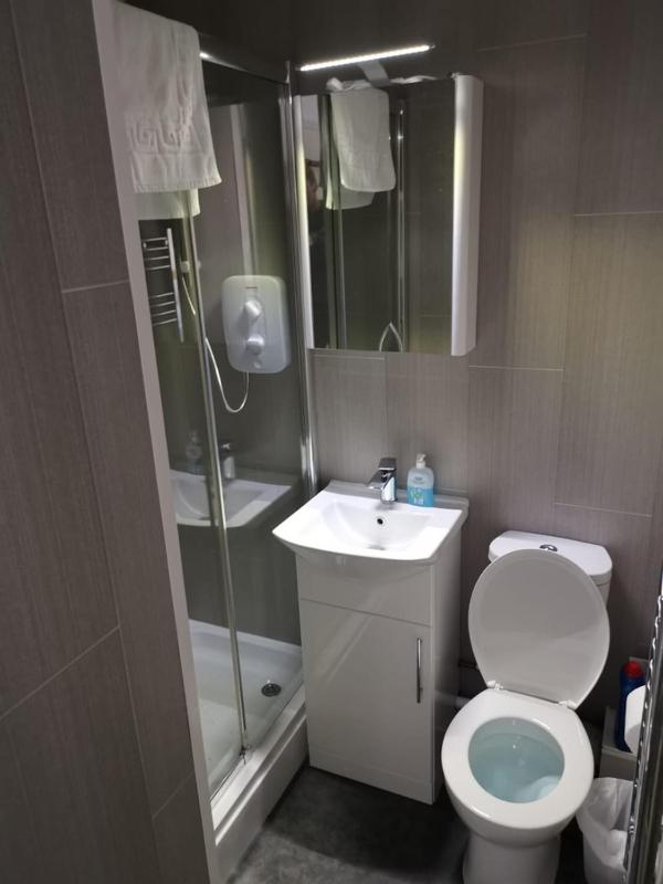 Twin Room with Bathroom image 3