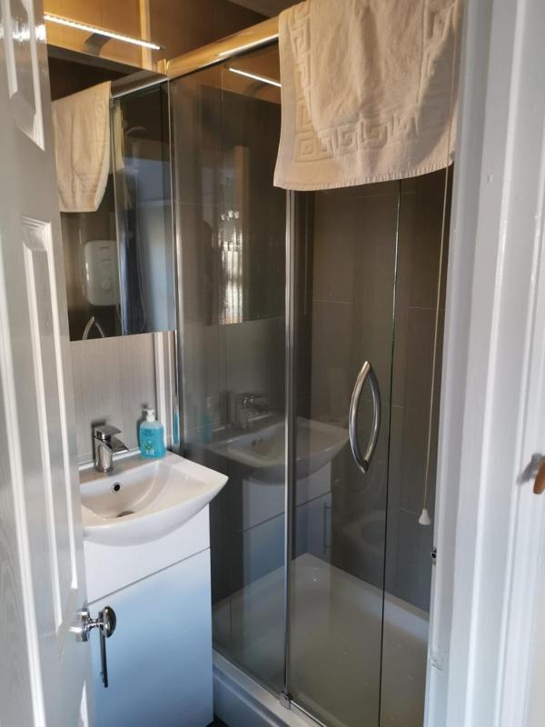 Twin Room with Bathroom image 2