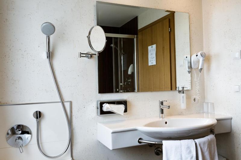 Standard Double Room image 4