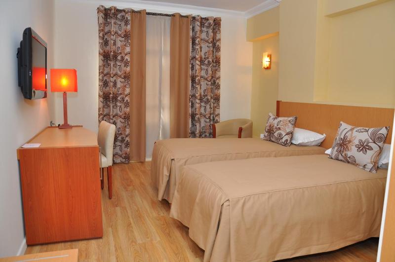 Standard Twin Room image 3