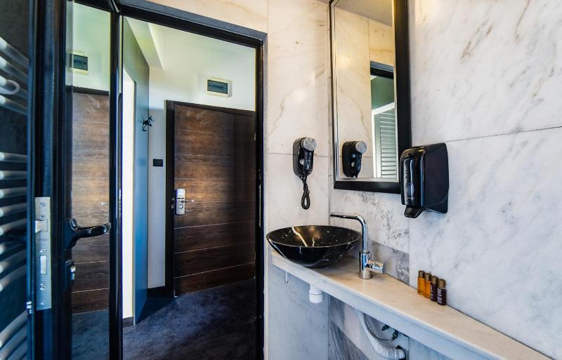 Junior Suite with Balcony and Mountain View image 2