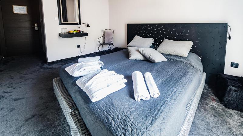 Twin Room with Mountain View image 4