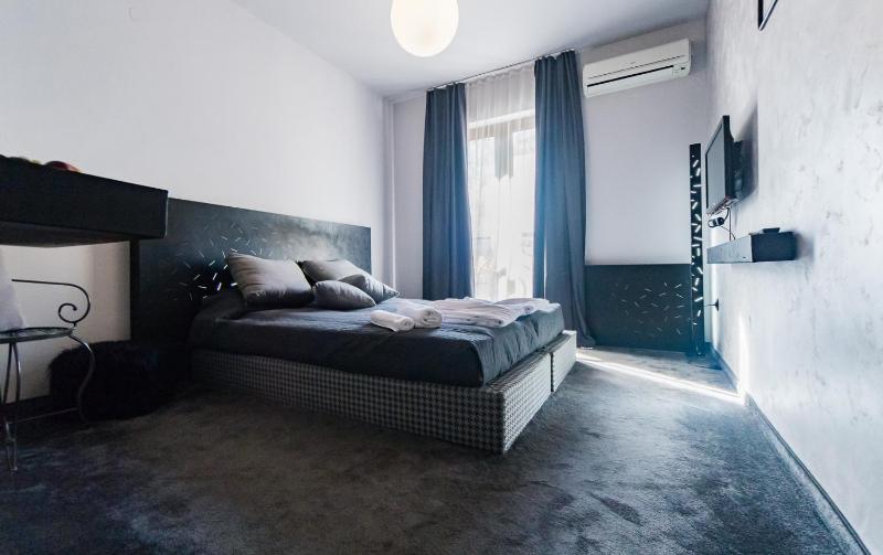 Twin Room with Mountain View image 1