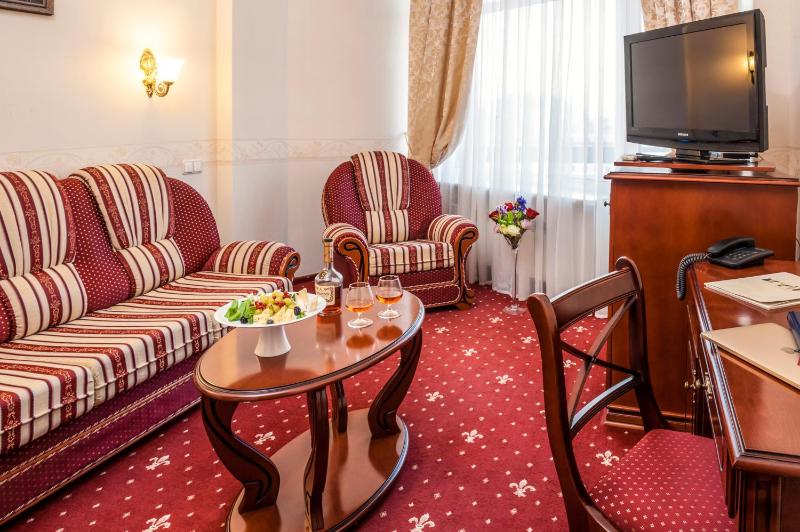 Deluxe Double Room (2 Adults + 1 Child) image 4