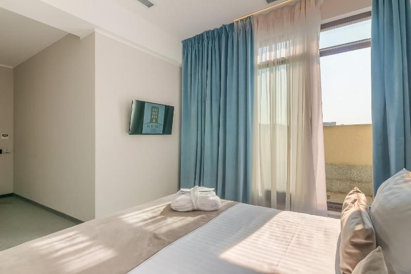 Deluxe Double Room with Balcony image 1