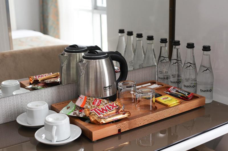 Deluxe Suite with Jacuzzi image 4