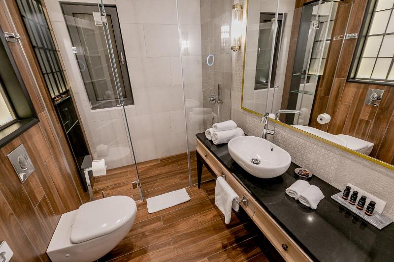 Deluxe Two Bedroom Apartment with Balcony and Sea View image 2