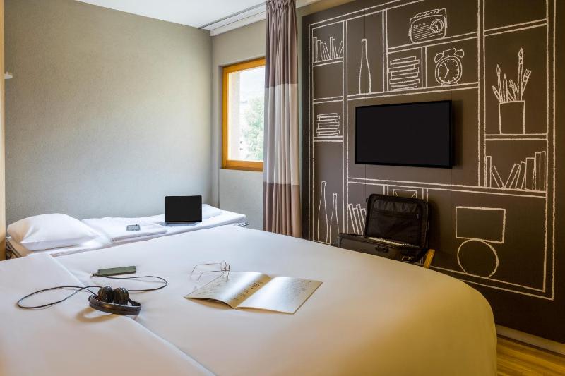 Standard Double Room image 4