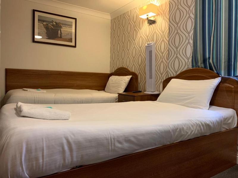 Twin Room image 1