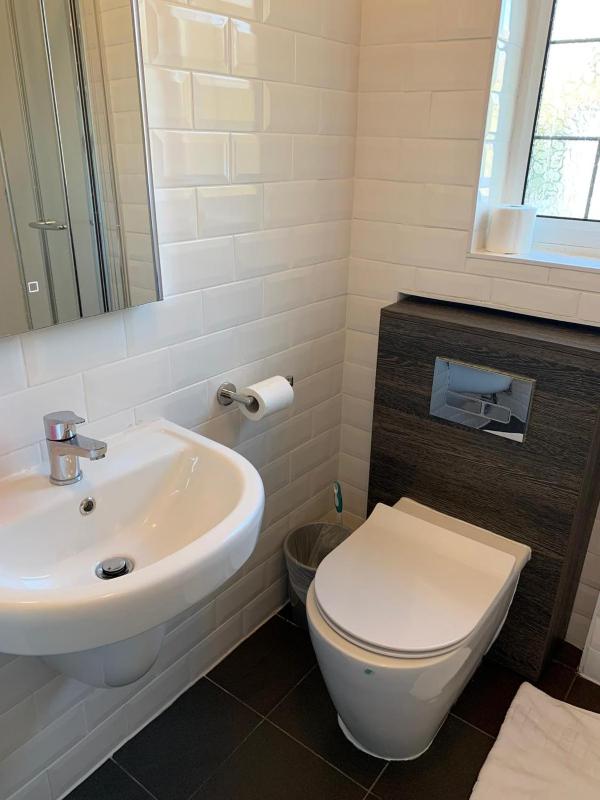 Single Room with Shared Bathroom image 3