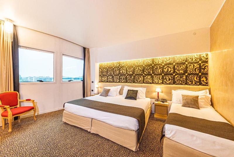 Superior Triple Room image 1