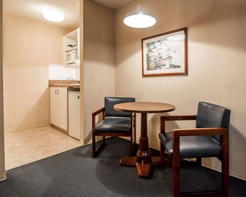 Efficiency Queen Room - Accessible/Non-Smoking image 2