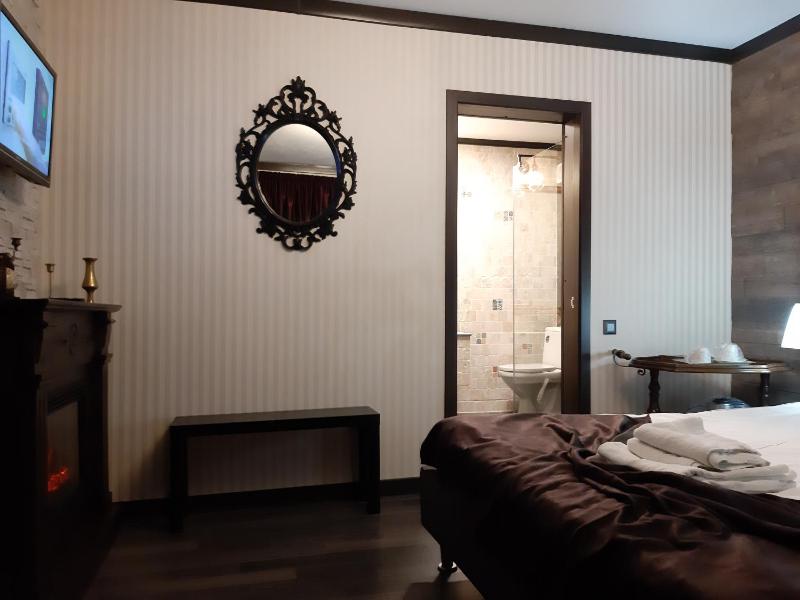 Deluxe King Room image 3