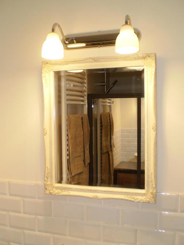 Basic Double Room image 4