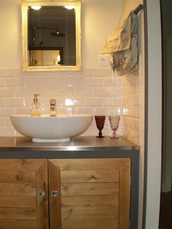 Basic Double Room image 2