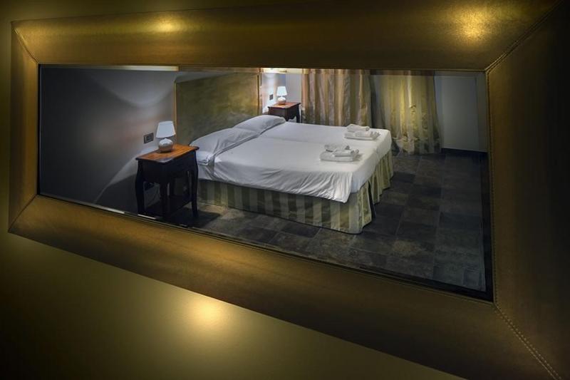 Twin Room image 2