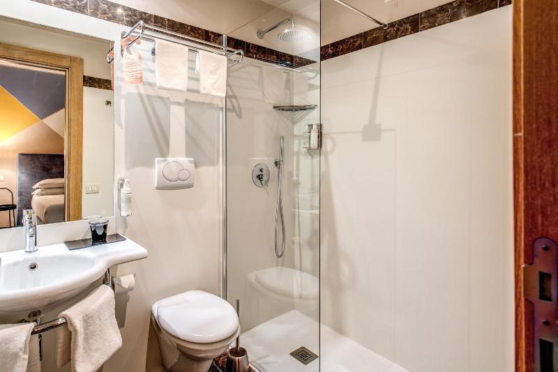 Small Double Room image 3