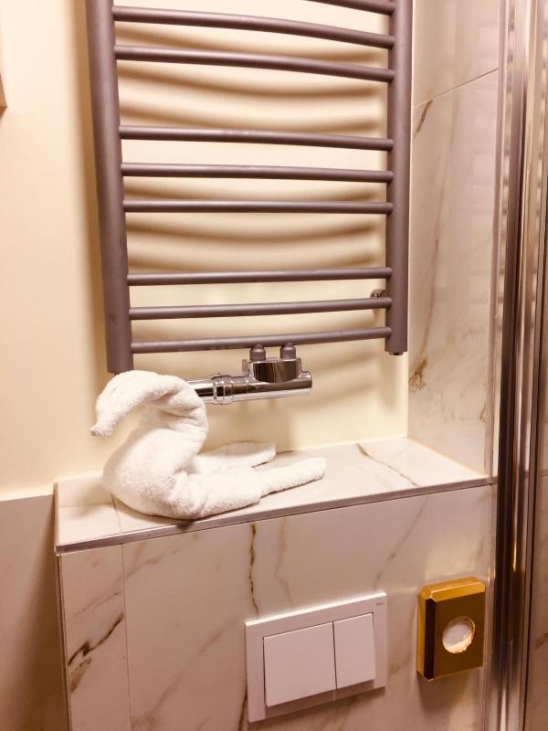 Single Room with Shower image 3