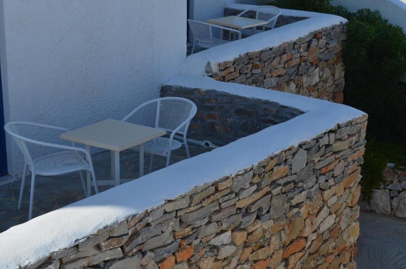 Classic Triple Room with Balcony image 3