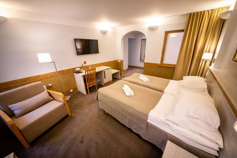 Superior Twin Room image 3