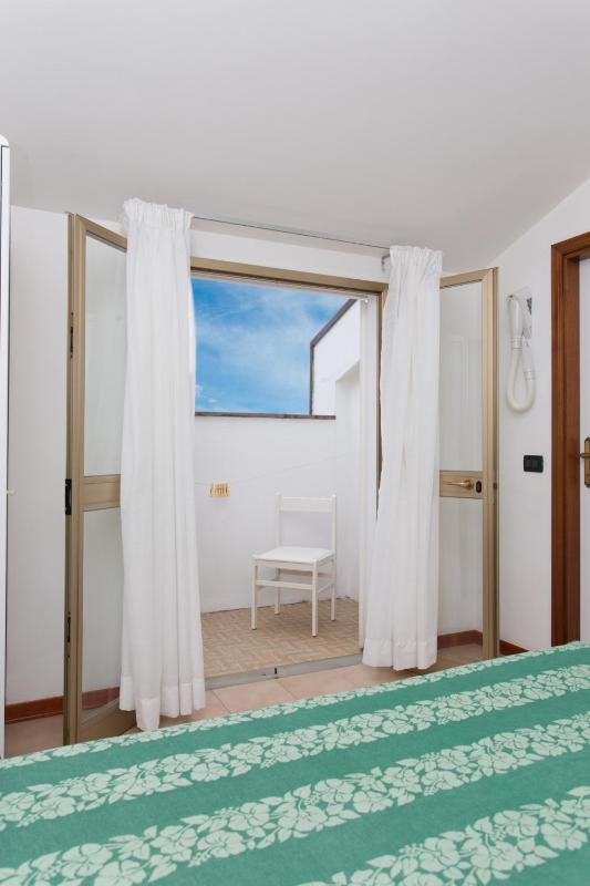 Economy Double Room image 3
