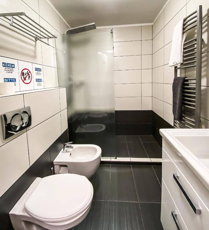 Deluxe Double or Twin Room image 2