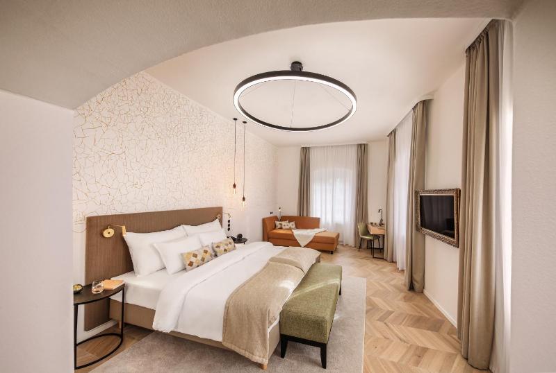Deluxe Double Room image 1