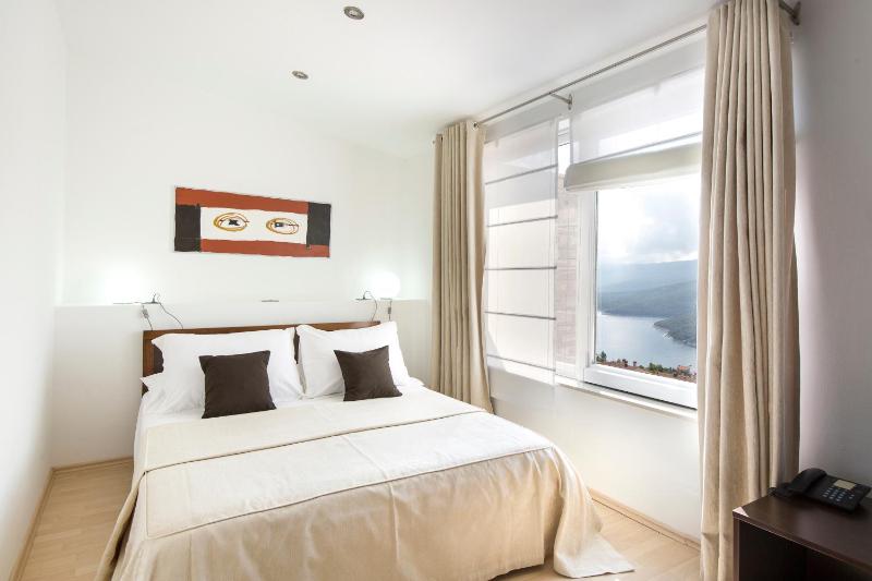 Classic Suite with Balcony and Sea View image 3