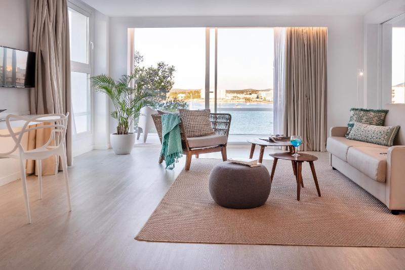 Suite with Sea View image 3