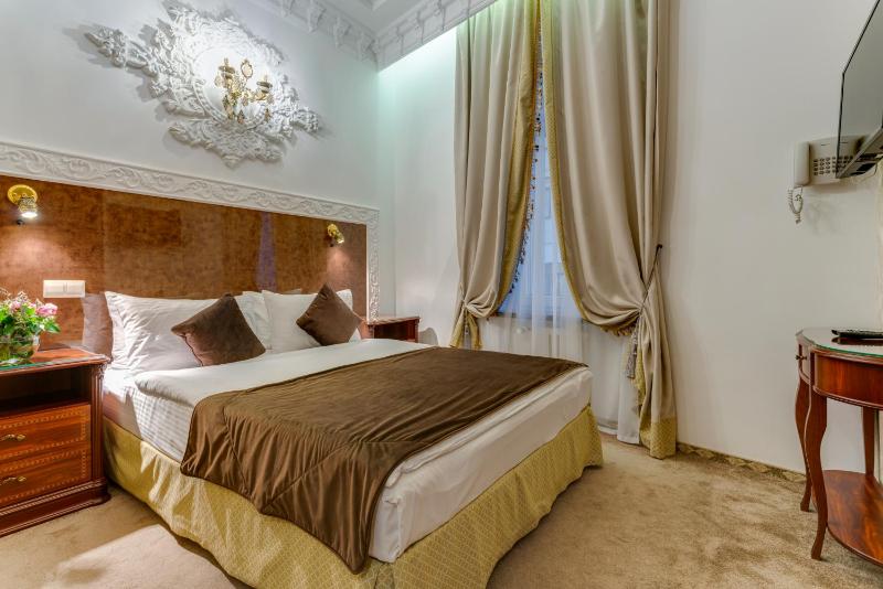 Deluxe Double Room with Two Double Beds image 1
