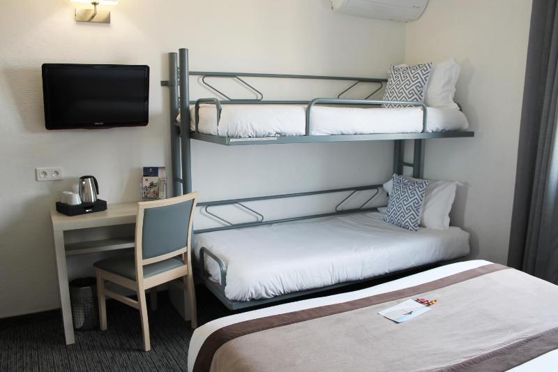 Quadruple Room with Sea View image 1