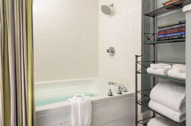Queen Suite image 2