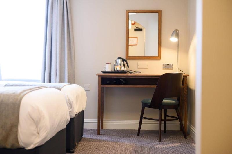 Standard Twin Room image 3