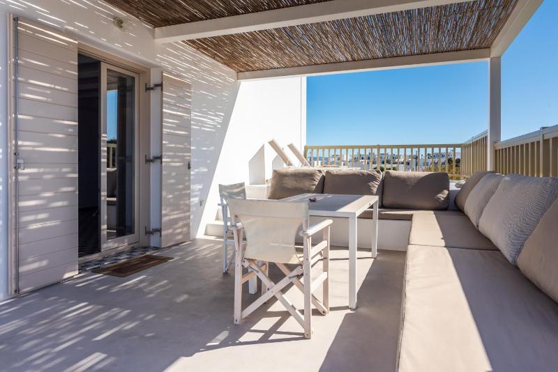 Suite with Hot Tub and Sea View image 3