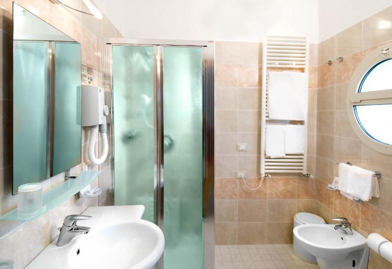 Deluxe Triple Room image 4