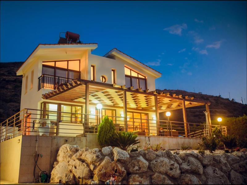 Three-Bedroom Villa with Private Pool and Sea View image 4