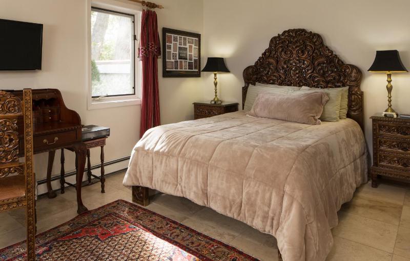 Deluxe Queen Room image 1
