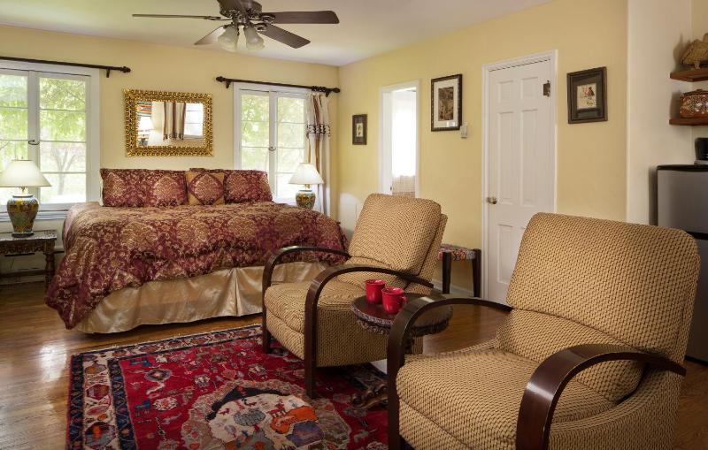 Deluxe King Room image 2