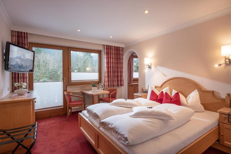 Triple Room with Balcony image 4