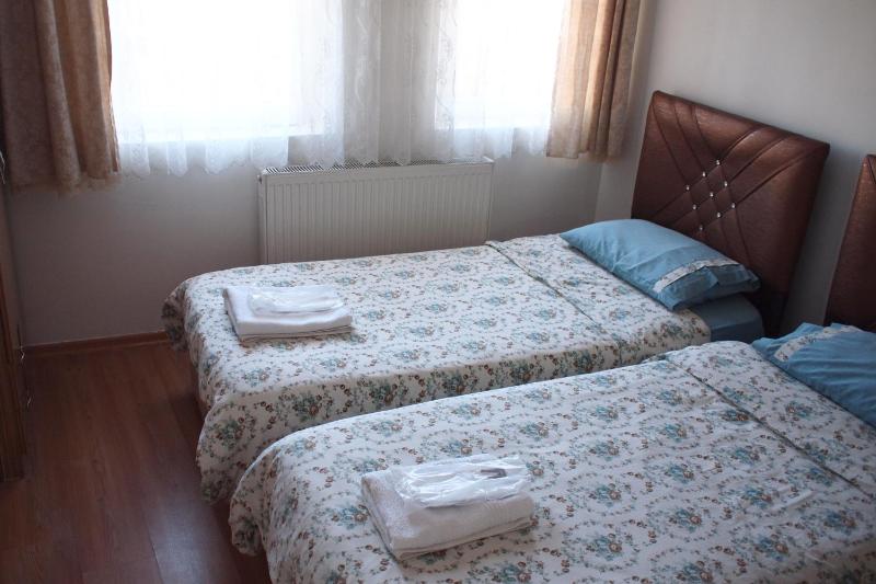 Twin Room image 4