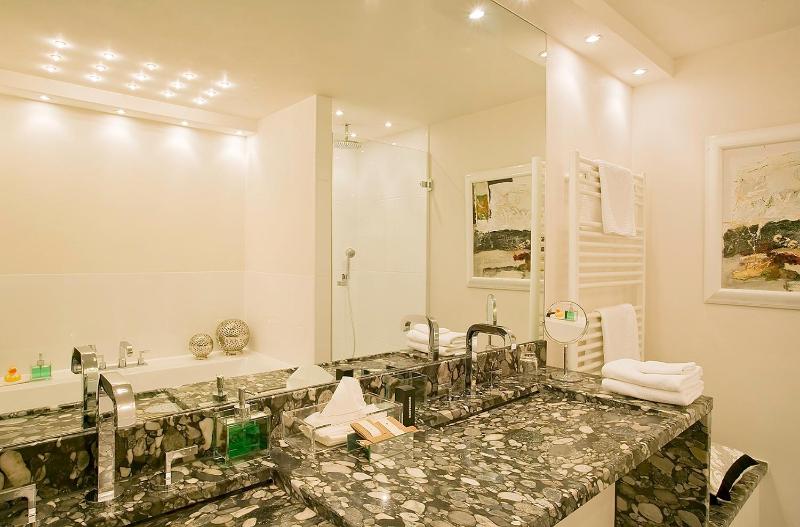 Suite Black&White with Lake and Mountain View image 4