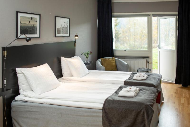 Standard Twin Room image 3