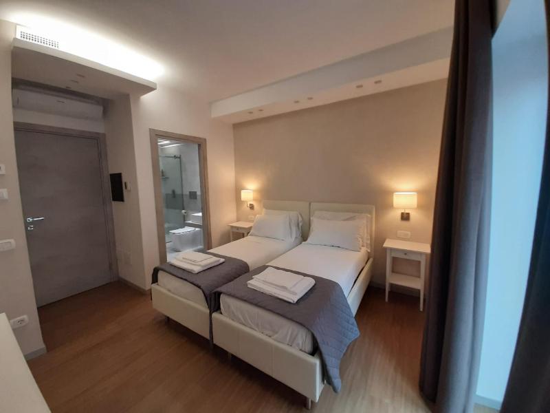 Twin Room with City View image 3