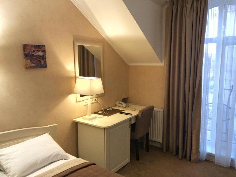 Standard Twin Room image 3