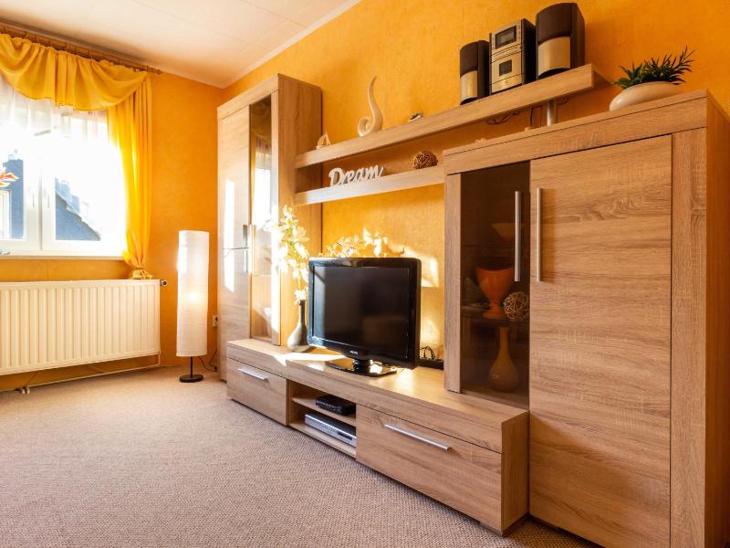 One-Bedroom Apartment with Shower image 3