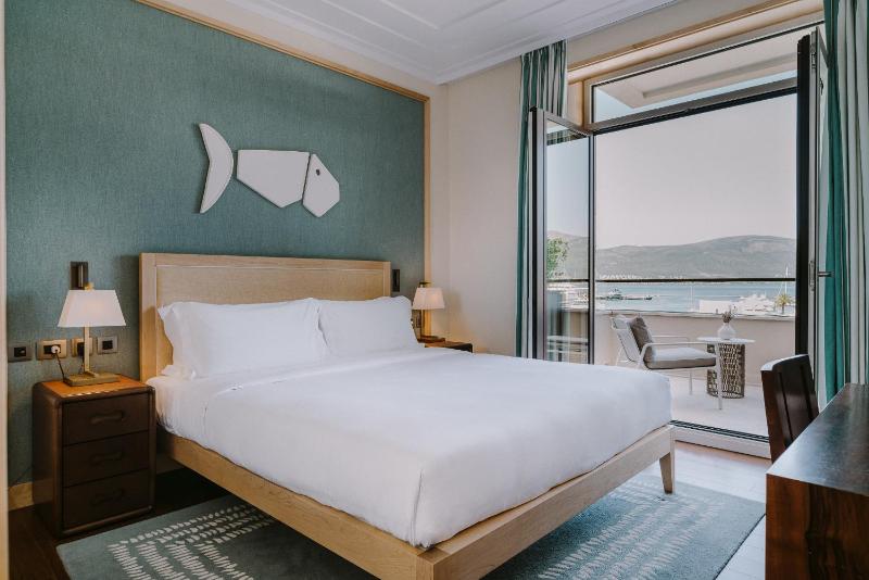 Classic King Room with Balcony and Sea View image 3