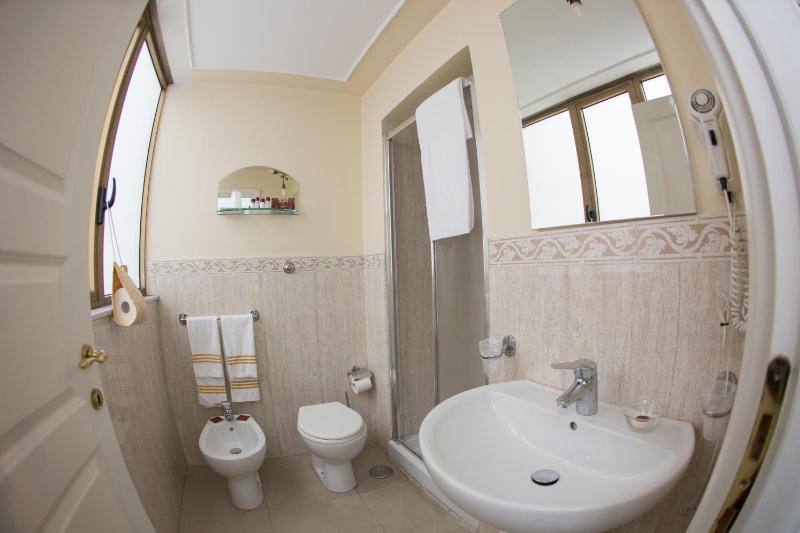 Economy Double Room image 3