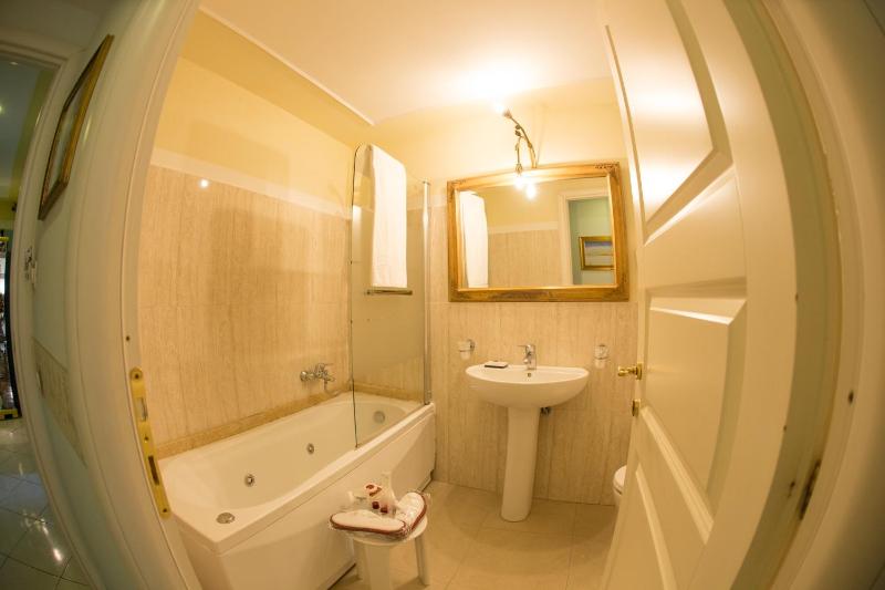 Standard Triple Room image 2